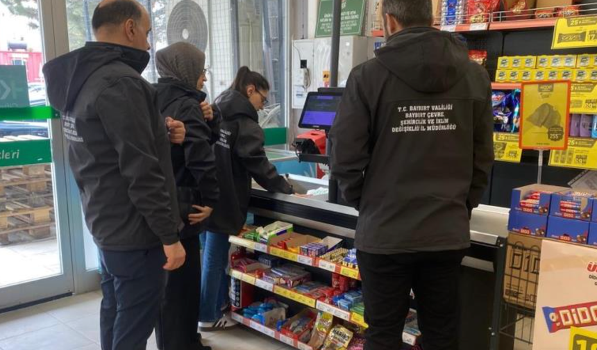 Bayburt’taki marketlerde sıfır atık ve poşet denetimi yapıldı