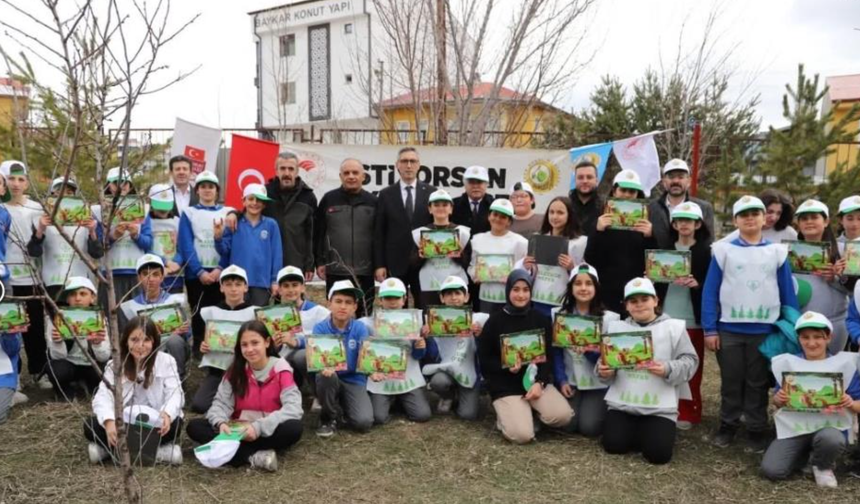Bayburt'ta öğrenciler Orman Haftası kapsamında fidan dikti