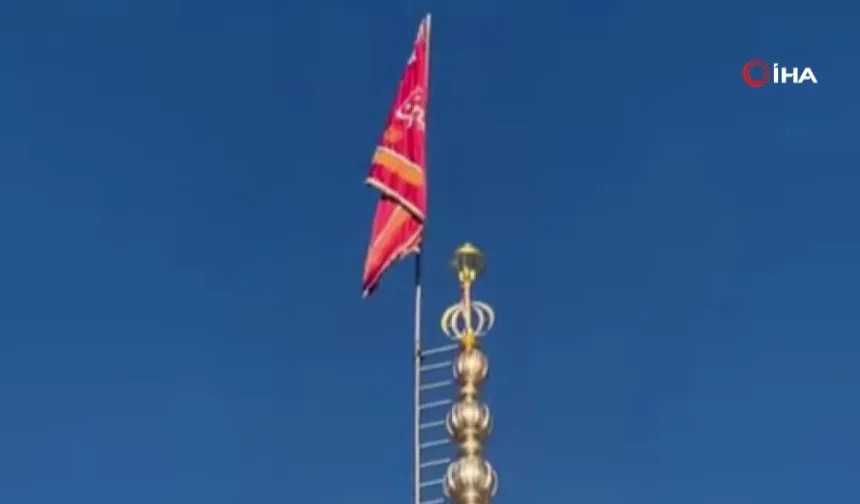 İran’da Kırmızı “İntikam” Bayrağı Göndere Çekildi