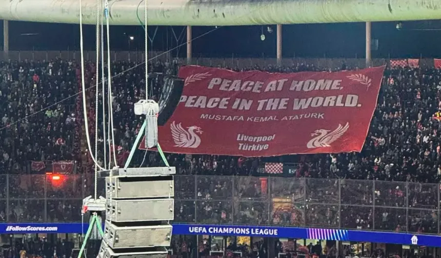 İngiliz taraftarlardan Atatürk pankartı