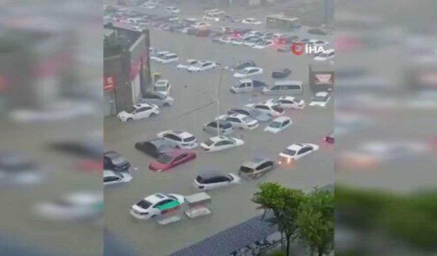 Çin’i sel vurdu, araçlar sular altında kaldı