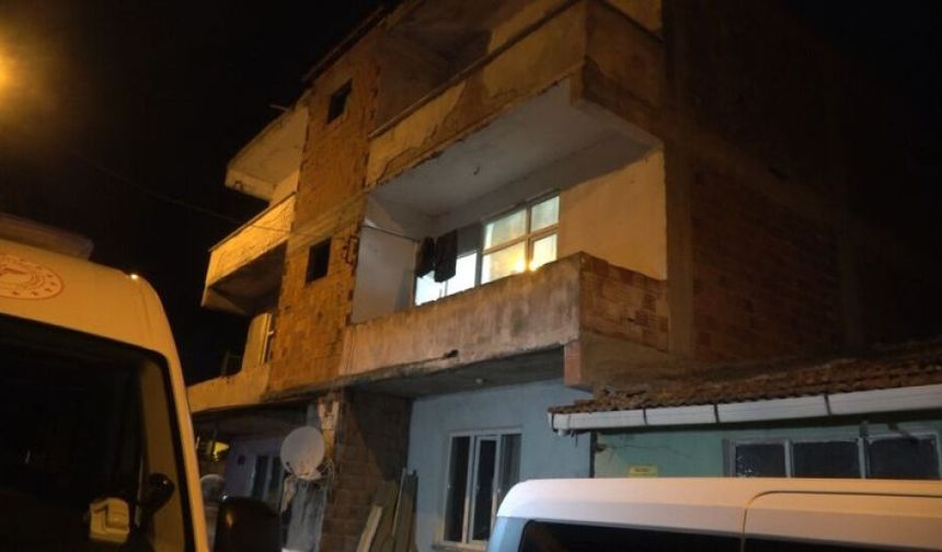 Evinde uyurken balkondan giren  kişi tarafından öldürüldü