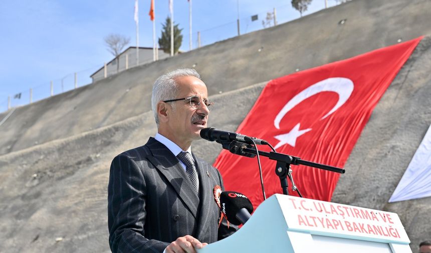 Bakan Uraloğlu: "Hattımız, Mersin Limanlarını Orta Koridor ve Kalkınma Yolu’na yüksek hızda bağlayacak"