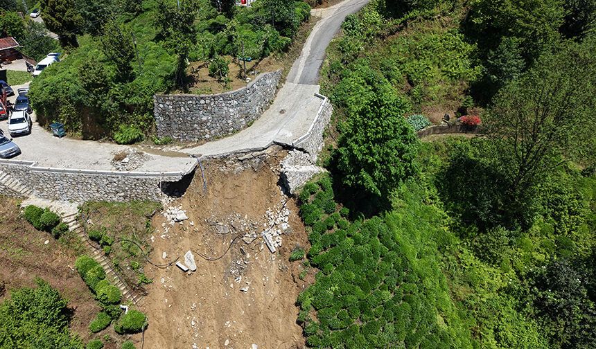 Rize’de sağanak sonrası mahalle yolu çöktü