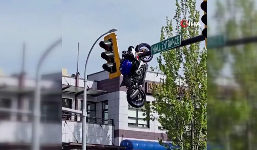 Kazada savrulan motosiklet trafik ışıklarında asılı kaldı