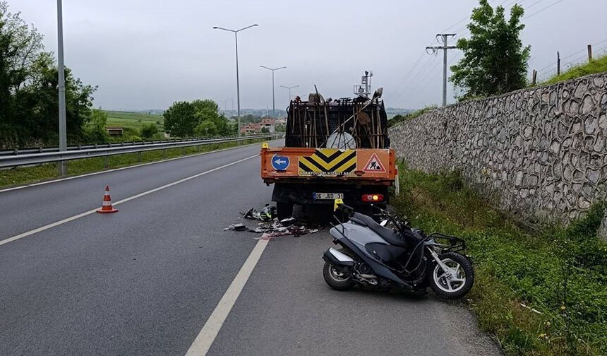 Park halindeki kamyonete çarpan motosikletin sürücüsü öldü