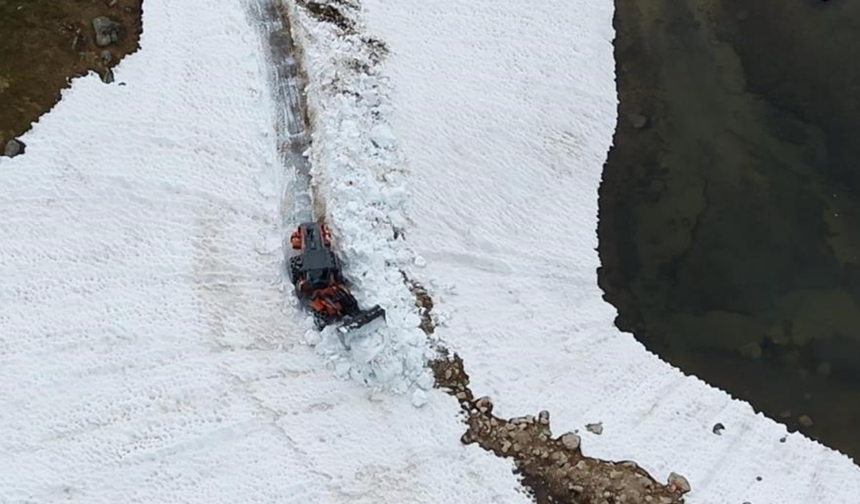 Rize'nin yayla yollarında kar temizleme çalışması devam ediyor