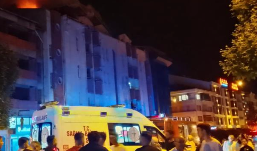 4 katlı binanın çatısında çıkan yangın korku dolu anlar yaşattı