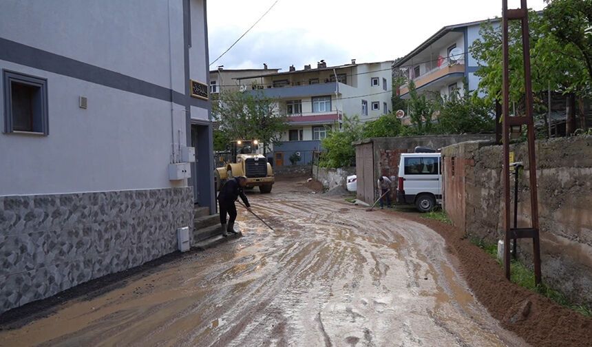 Gümüşhane'de sel nedeniyle bir ev, ahır ve 4 araç zarar gördü