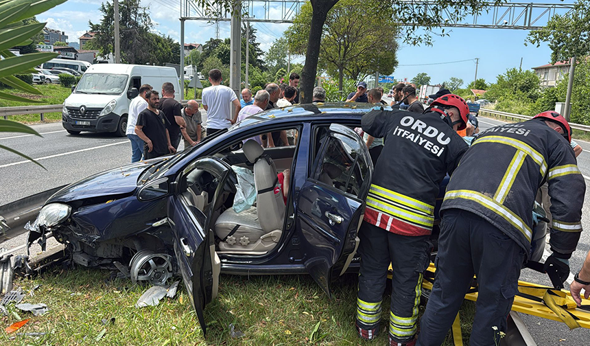 Kontrolden çıkan otomobil refüje çıktı: Aynı aileden 4 kişi yaralandı