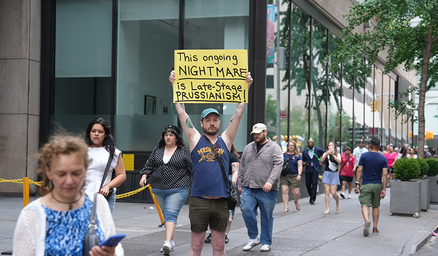 New York'ta Trump'ın doğum gününde protesto konseri