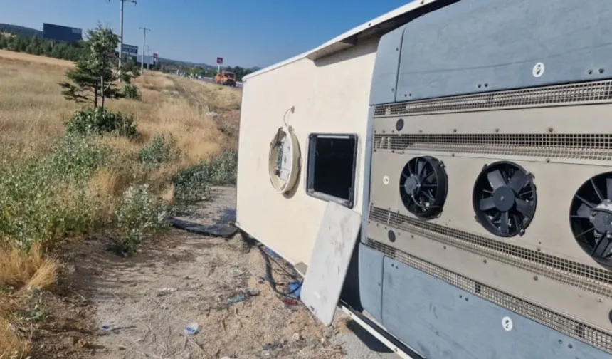 Eskişehir'de yolcu otobüsü devrildi: 24 yaralı! Sürücünün uyuduğu iddia edildi