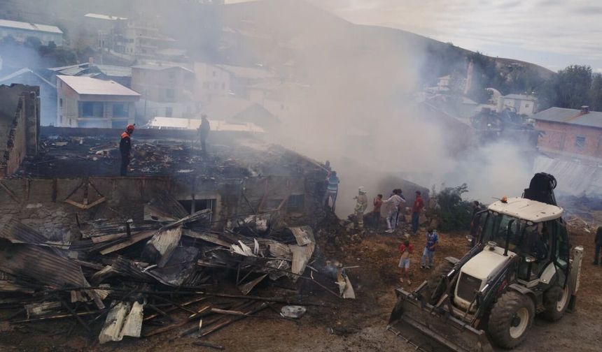Bayburt'ta korkutan yangın! 4 ev ile 1 ahır kül oldu