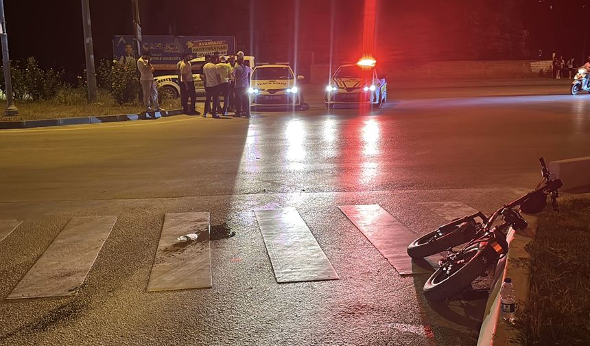 Kastamonu'da iki otomobilin çarptığı elektrikli bisiklet sürücüsü ağır yaralandı.