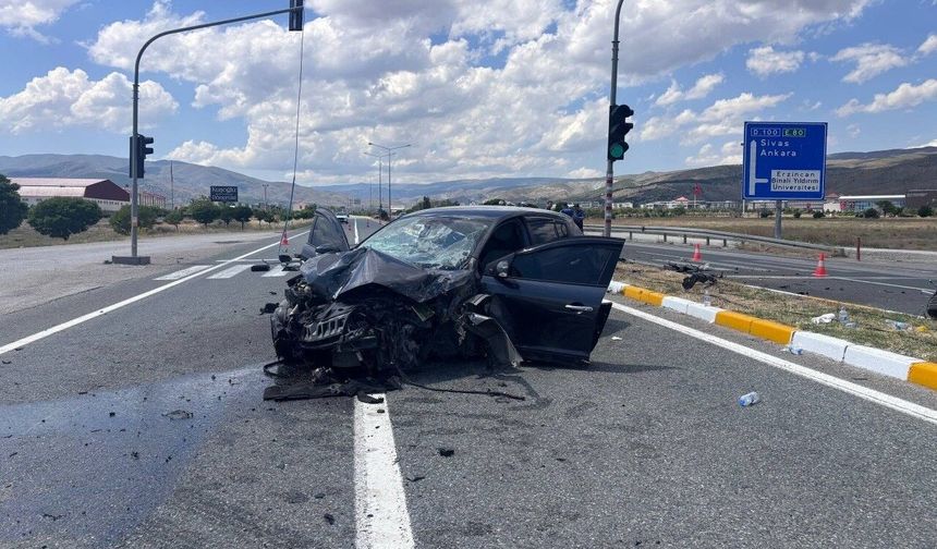 Erzincan’da kontrolden çıkan otomobil direklere çarptı: 5 yaralı