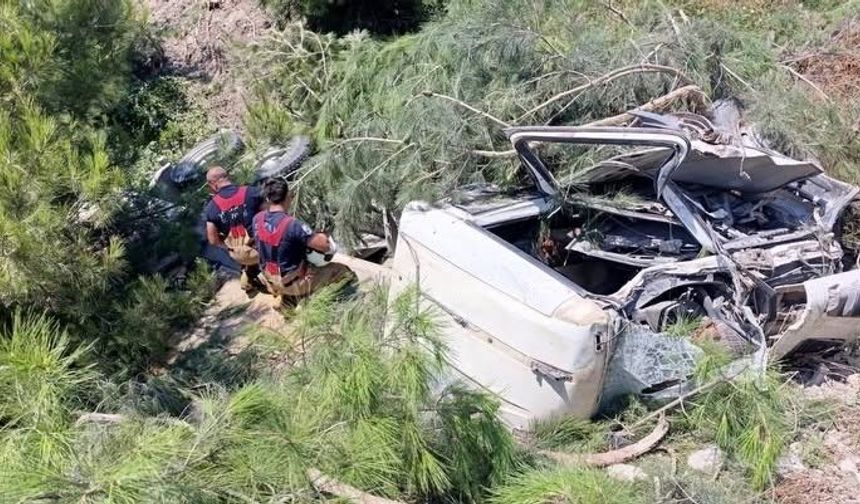 Antakya’da hurdaya dönen kamyonun sürücüsü yaralandı