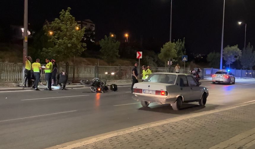 Kontrolden çıkan motosikletli polis direğe çarptı: 1 yaralı