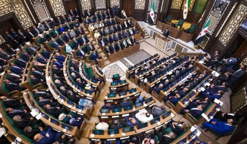 Suriye’de tarihi oturum!  Esad sonrası halk parlamentosu ilk kez toplandı