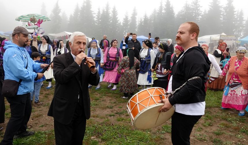 Trabzon'da süslü hayvanlar ve yöresel kıyafetlerle geleneksel yayla göçü