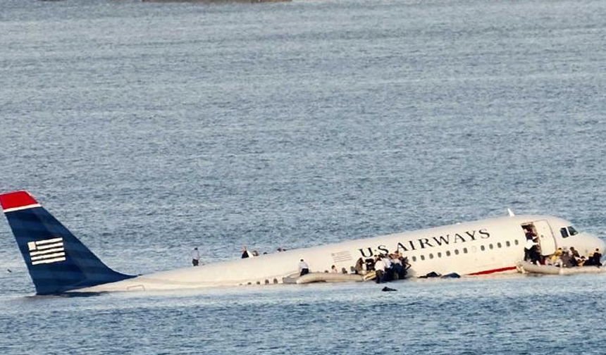 New York semalarında seyreden deniz uçağı nehre sert iniş yaptı: 2 yaralı
